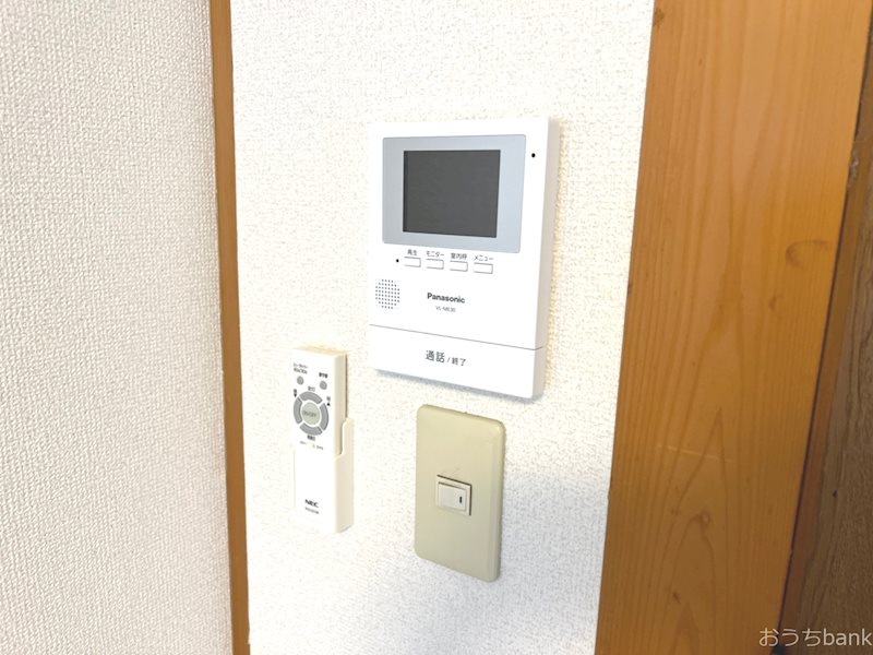 セキュリティ　モニター付きインターホンがついています。