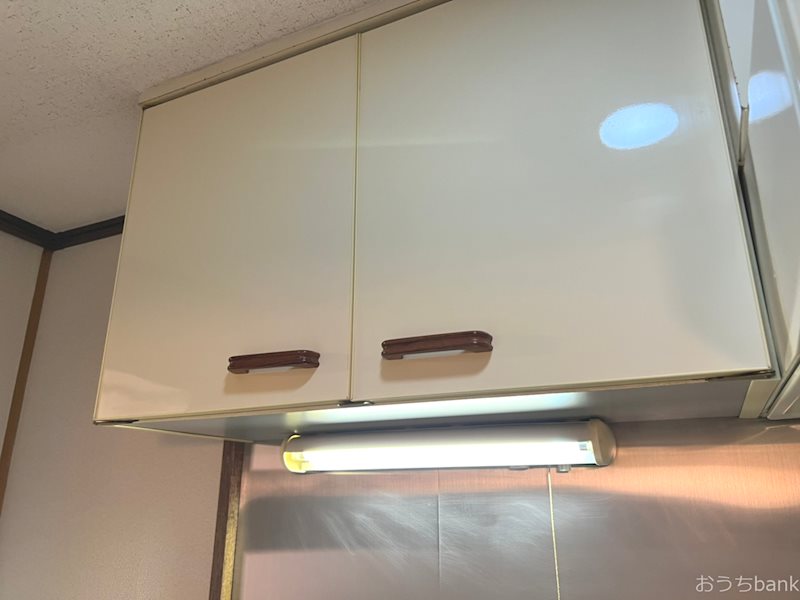 その他設備　キッチンには便利な吊戸棚もありお鍋など収納できますね。