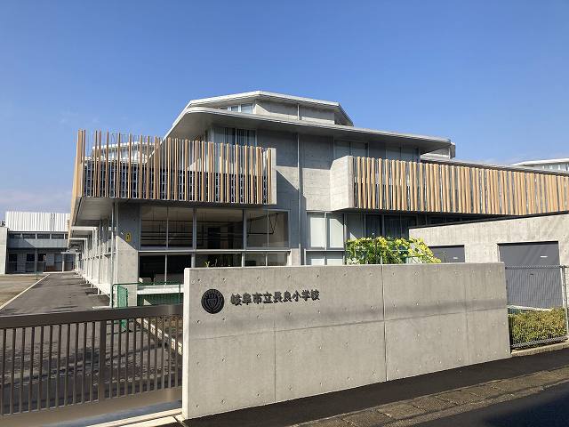 小学校　岐阜市立長良小学校（小学校）まで597m