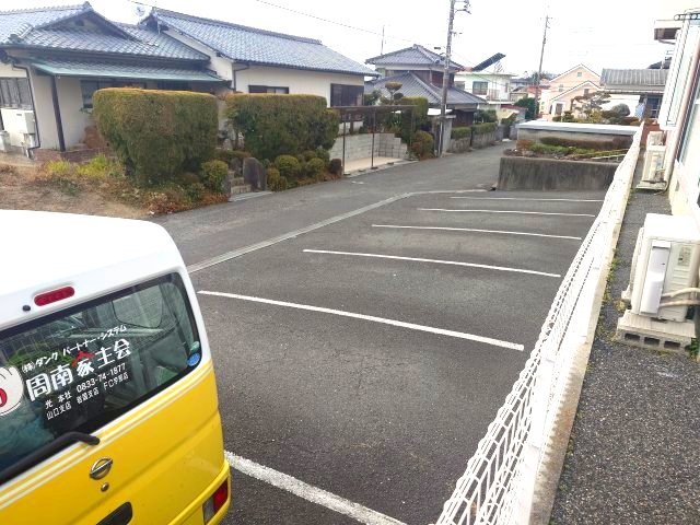 【メイゾン清水B棟の駐車場】