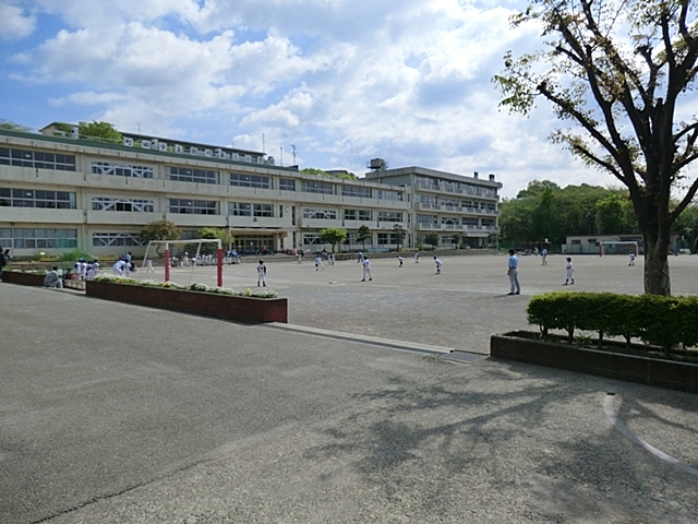 【町田市鶴川のマンションの小学校】