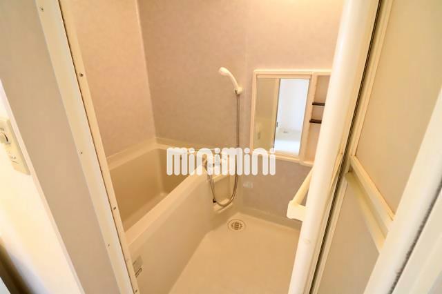 バス・シャワールーム　清潔感のあるバスルーム