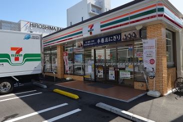 コンビニ　セブンイレブン広島東観音町北店（コンビニ）まで156m