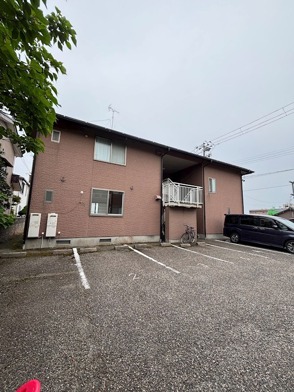 建物外観　木造2階建て