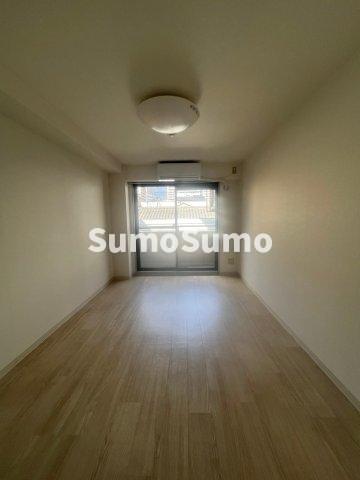 その他部屋・スペース　落ち着いた色調の寝室です