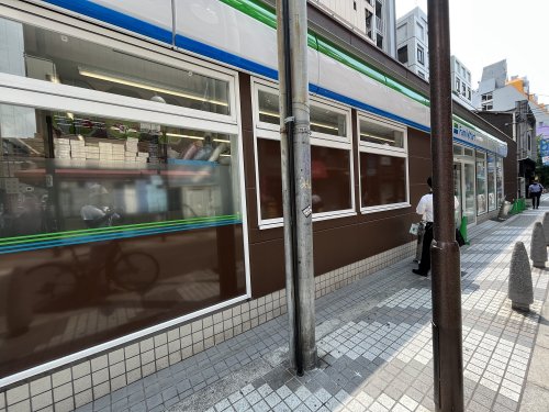 コンビニ　ファミリーマート（コンビニ）まで100m