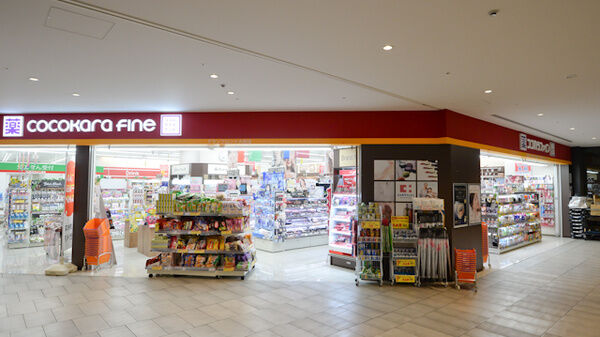 ドラックストア　ココカラファイングランフロント大阪店（ドラッグストア）まで495m