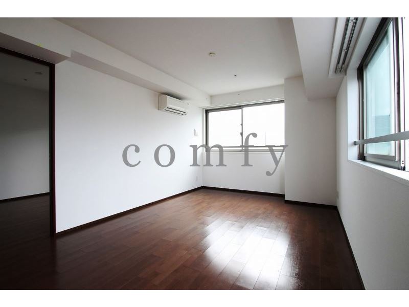 居室・リビング　２面採光で明るく風通しの良いリビング