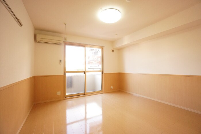 居室・リビング　9帖洋室はエアコン完備しています