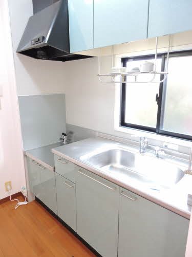 キッチン　※別号室の写真です。窓の付いたキッチンは、明るいですよ