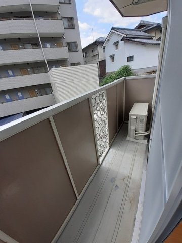 バルコニー　暖かな日差しのふりそそぐバルコニー