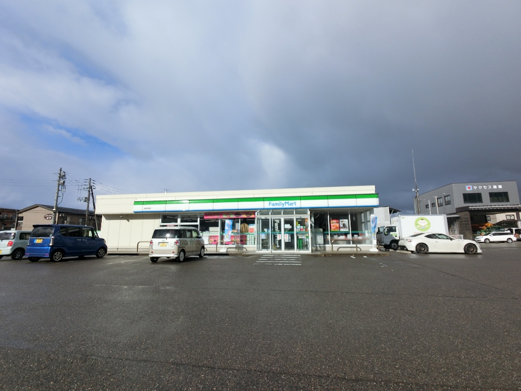 コンビニ　ファミリーマート 柏崎原町店（コンビニ）まで470m