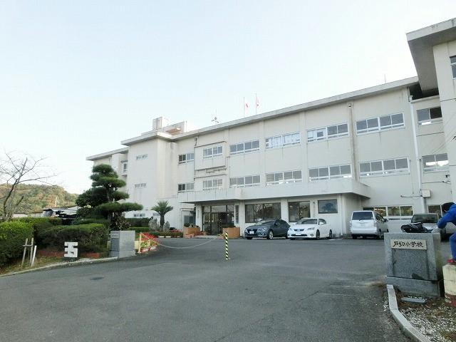 小学校　岡垣町立戸切小学校（小学校）まで600m
