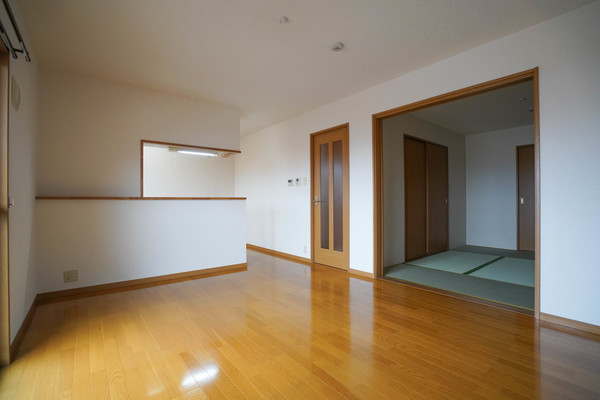 居室・リビング　同じ建物の別なお部屋