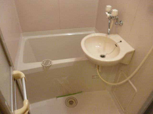 バス・シャワールーム　洗面付きのお風呂です
