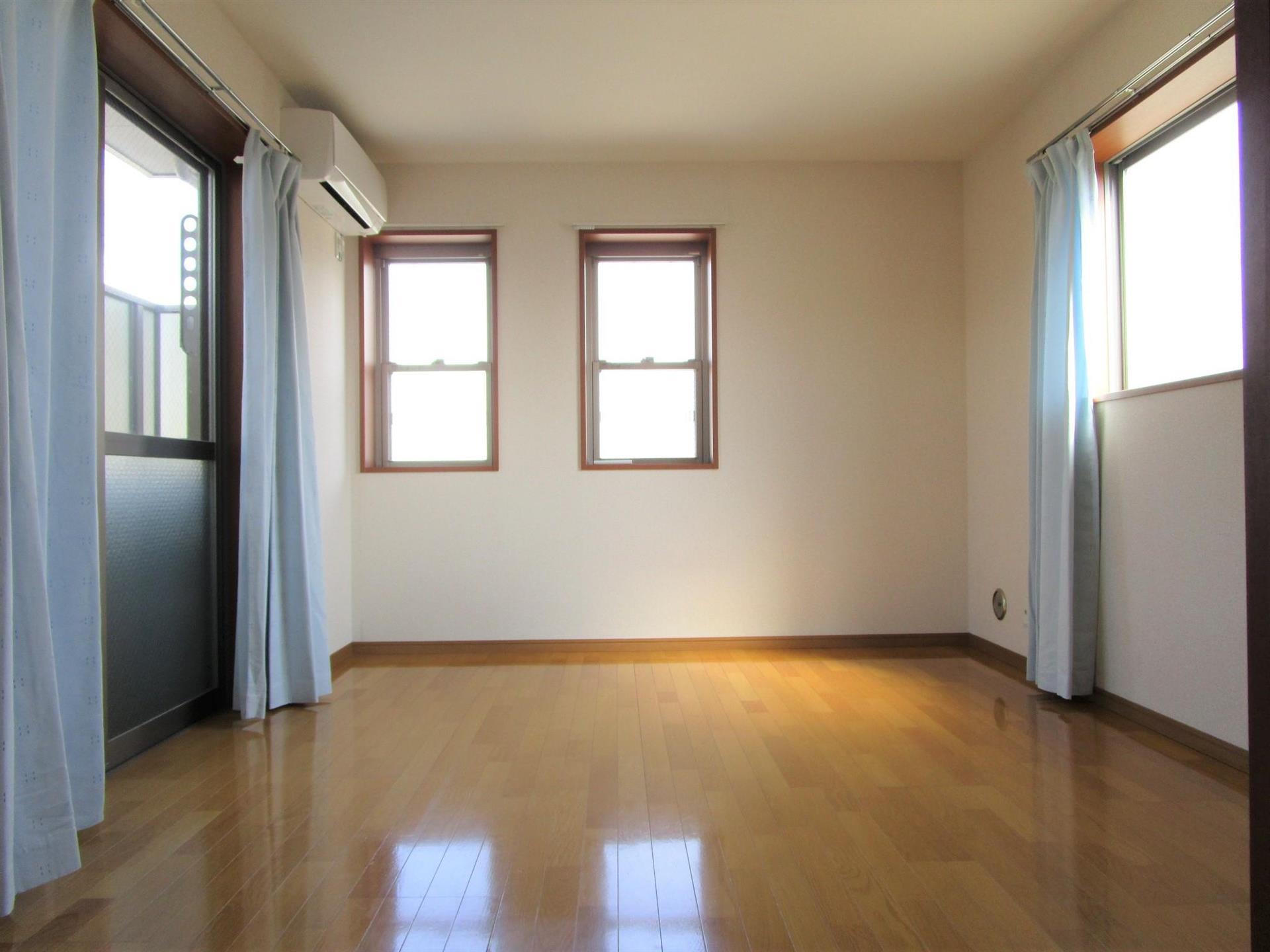 居室・リビング　窓が多いので明るいです