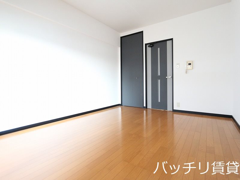 居室・リビング　写真は別号室の為、現状優先になります。