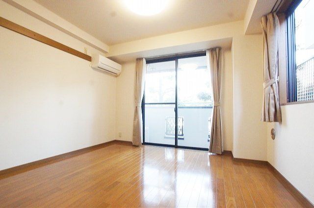 居室・リビング　洋室　別アングル　２面採光