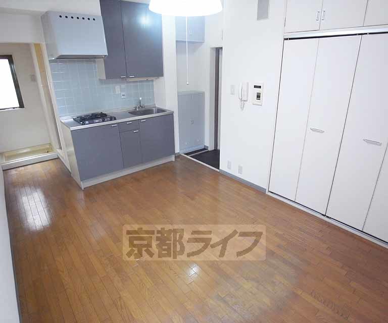 居室・リビング　広くてきれいな室内です。