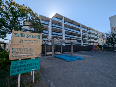 建物外観　西向き　公園隣接