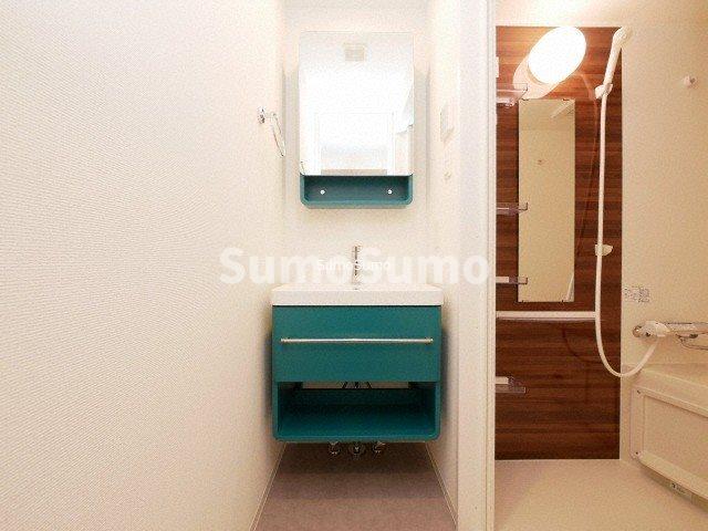 洗面設備　明るい洗面所です