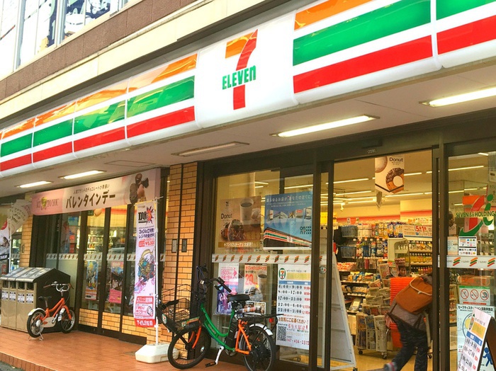 コンビニ　セブンイレブン（コンビニ）まで358m