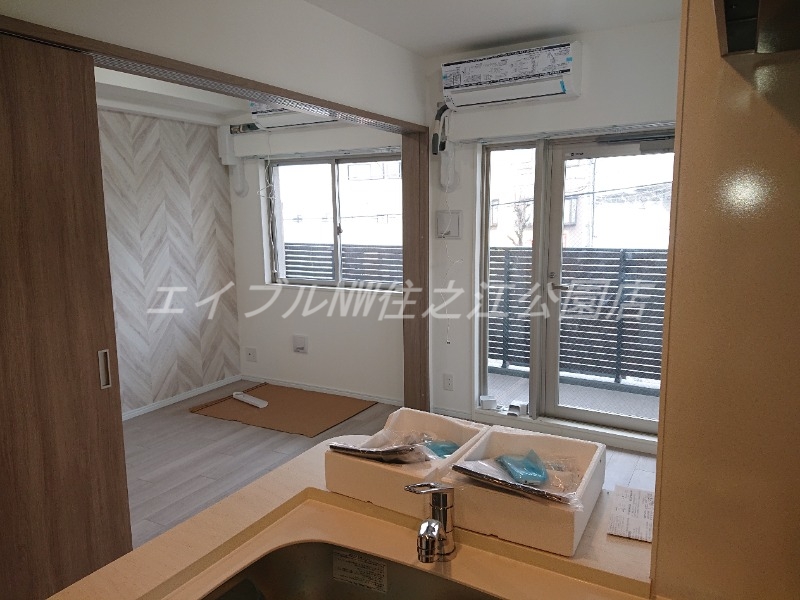 居室・リビング　建築中写真★奇数階と偶数階で壁クロスと床の色が異なります★