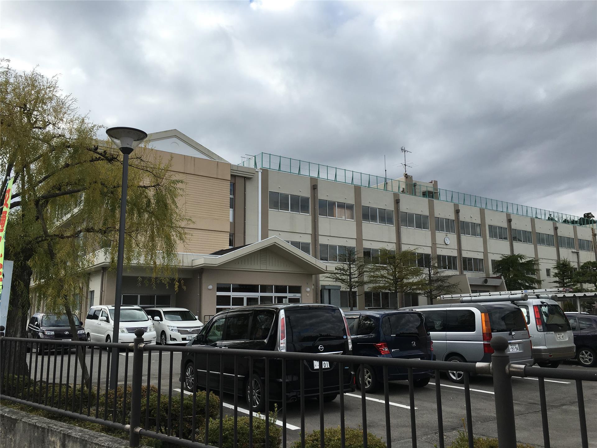 小学校　新潟市立金津小学校（小学校）まで461m