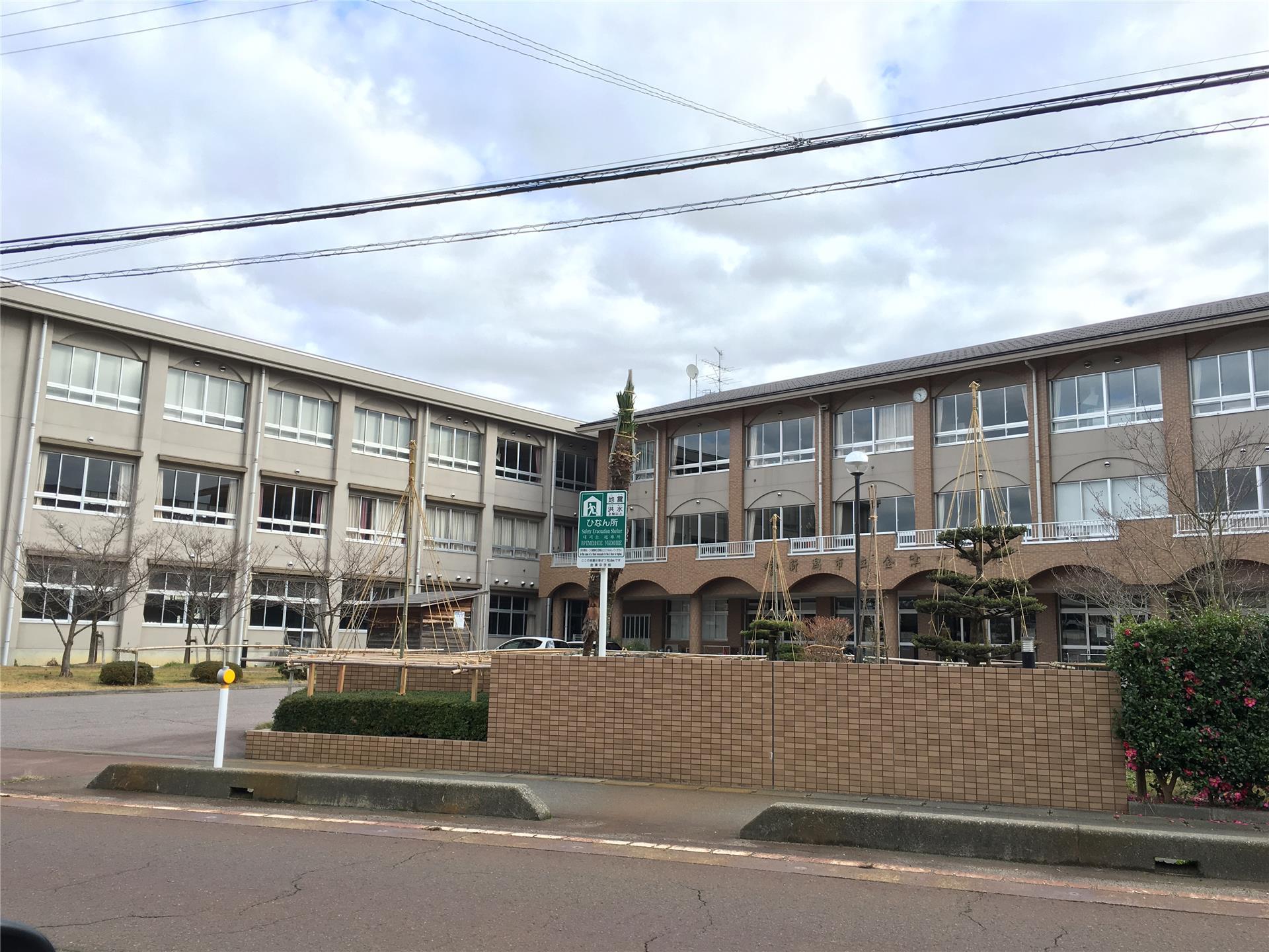 中学校　新潟市立金津中学校（中学校）まで397m