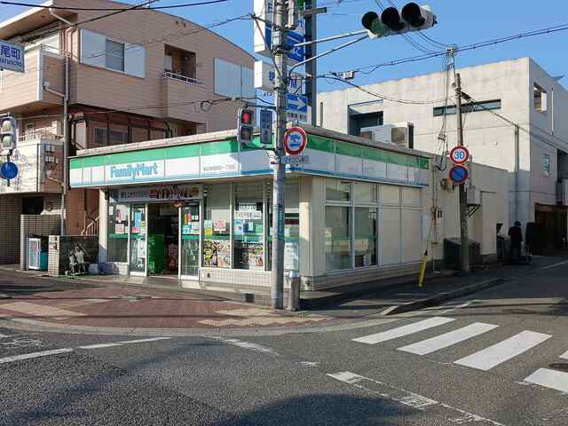 コンビニ　ファミリーマート様（コンビニ）まで220m