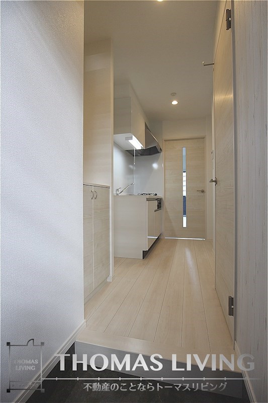 玄関　お部屋によってクロスや建具の配色が異なります。現状優先。