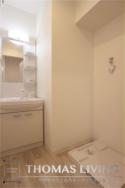 洗面設備　お部屋によってクロスや建具の配色が異なります。現状優先。