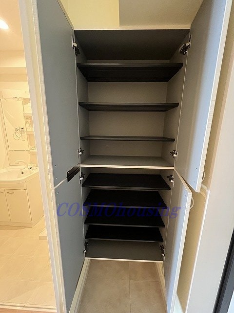 玄関　反転タイプの写真