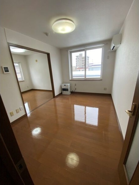 居室・リビング　明るい居間で気持ちまで明るくなりますね！