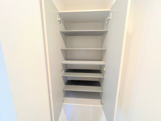 収納　大きいシューズボックスは靴がいっぱい入れれますね。