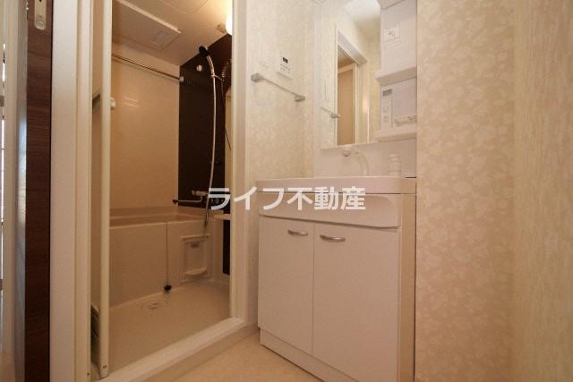 洗面設備　独立洗面台、朝の身支度には欠かせません