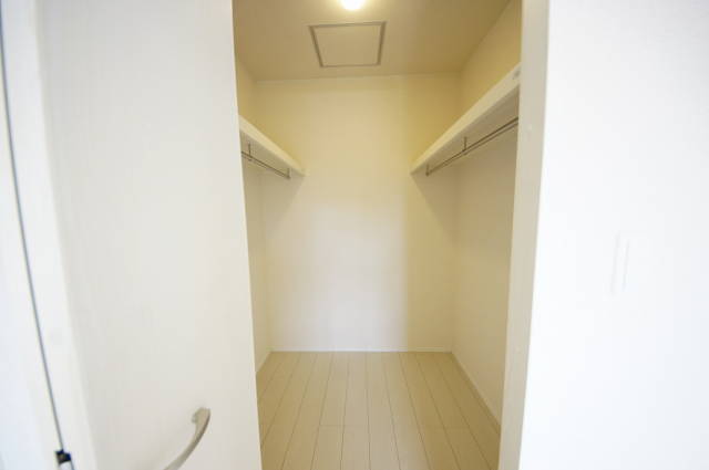 収納　主寝室　ウォークインクローゼット