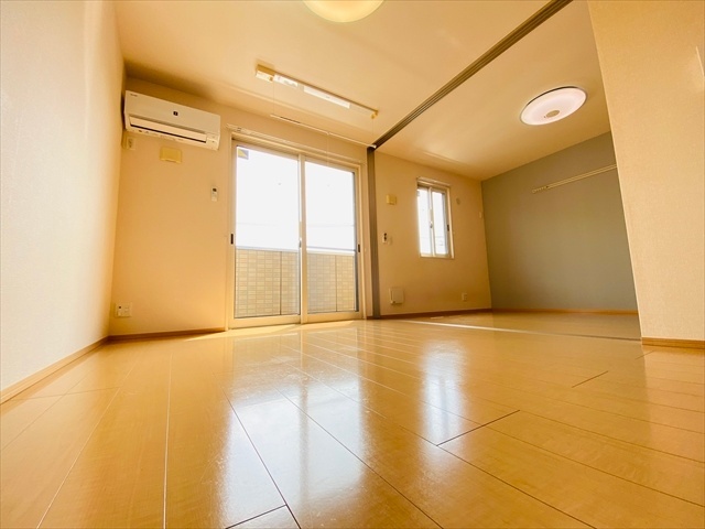 居室・リビング　同一建物内３０３号室内装写真転載