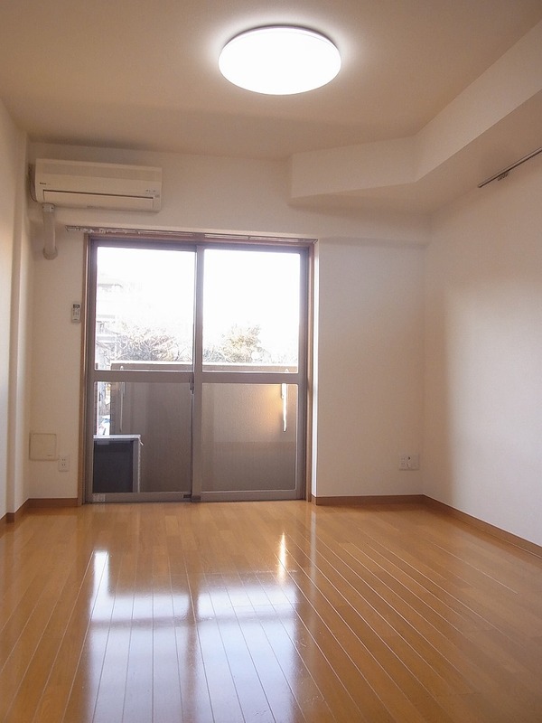 居室・リビング　参考写真（同物件別部屋）