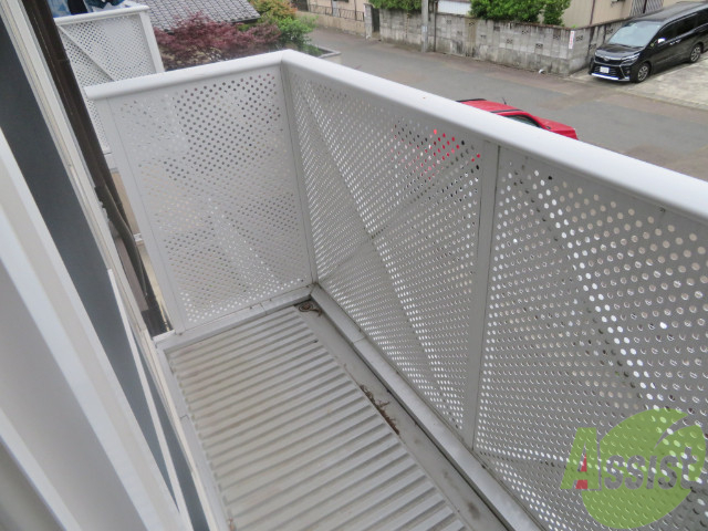 バルコニー　バルコニー。洗濯物がはかどりそうな広さがありますよ。