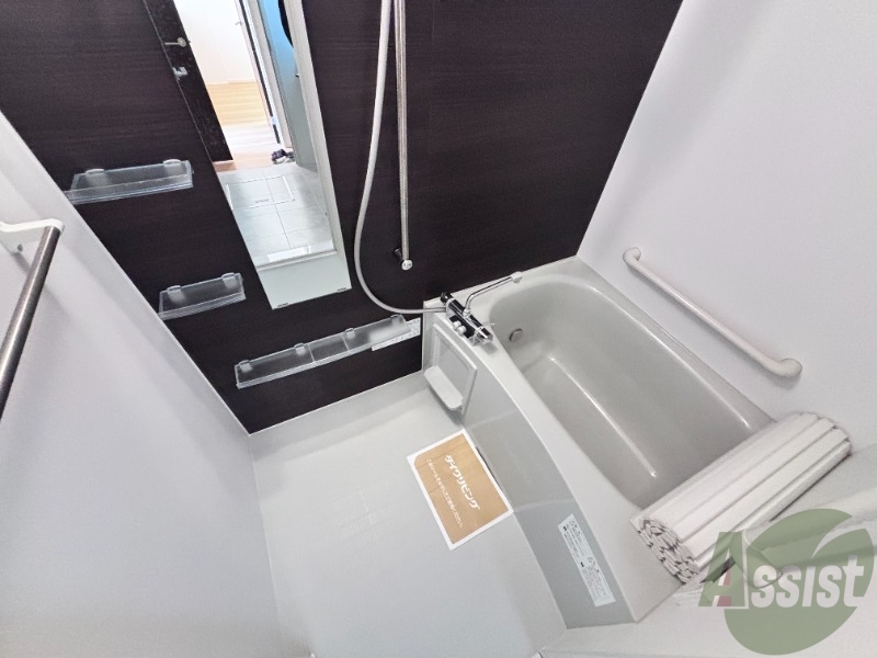 バス・シャワールーム　こちらはバスルームでございます。鏡付きが良いですね。