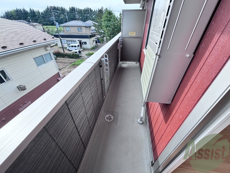 バルコニー　こちらはバルコニーでございます。外干しも可能です。