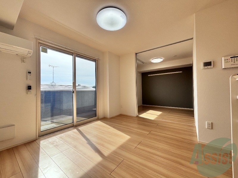 居室・リビング　こちらはリビングでございます。ＬＤＫの１０帖です。