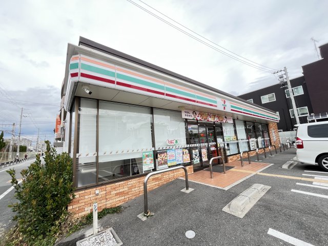 コンビニ　セブン－イレブン　阪急新伊丹駅前店（コンビニ）まで556m