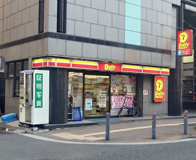 コンビニ　デイリーヤマザキ関内仲通り店（コンビニ）まで118m