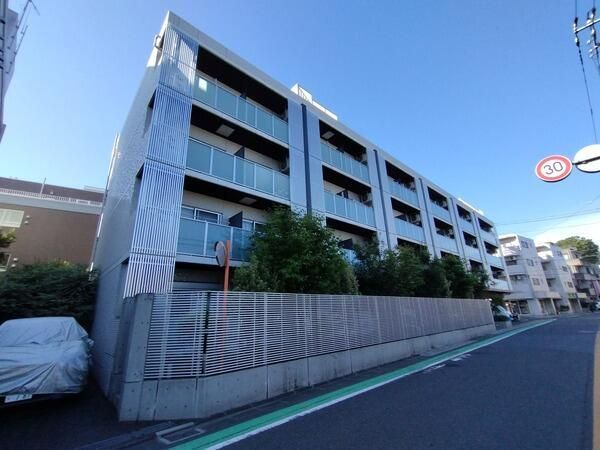 建物外観　鉄筋コンクリート造・総戸数は51戸です。