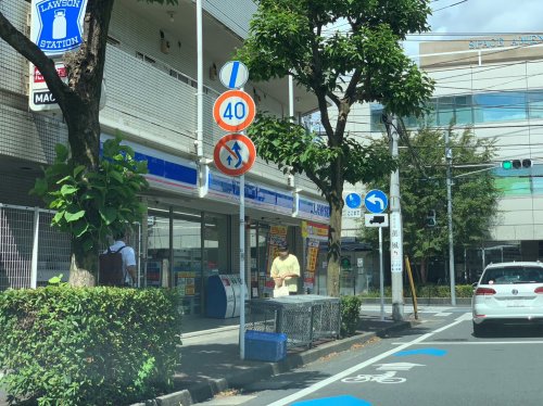 コンビニ　ローソン 梶ケ谷駅前店（コンビニ）まで164m