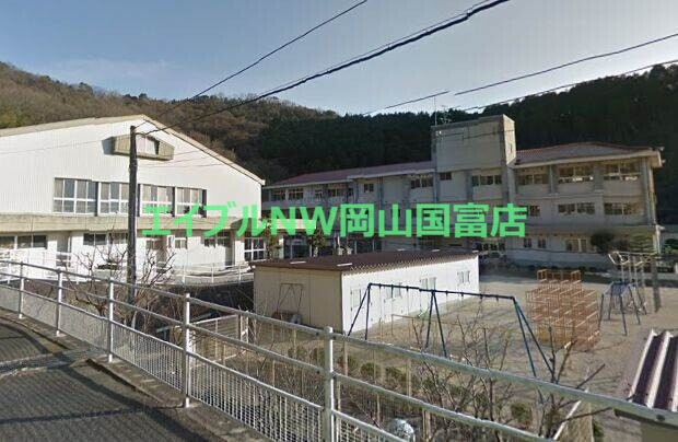小学校　備前市立西鶴山小学校（小学校）まで408m