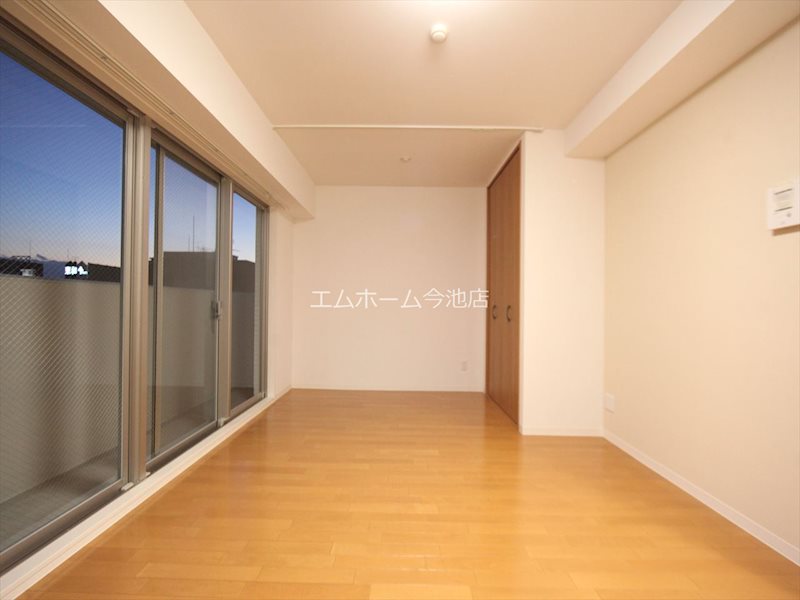 その他部屋・スペース　洋室12.6帖　エアコン完備（バルコニーに面しています）