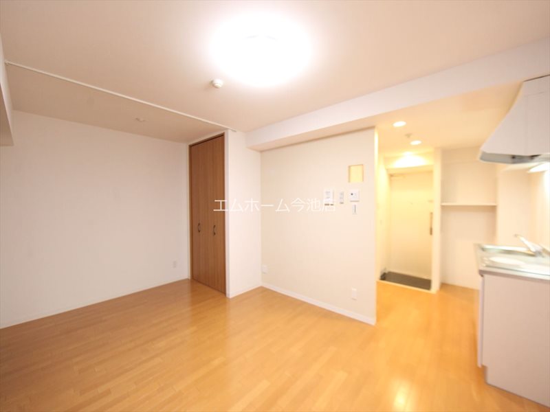 居室・リビング　洋室12.6帖　エアコン完備（バルコニーに面しています）